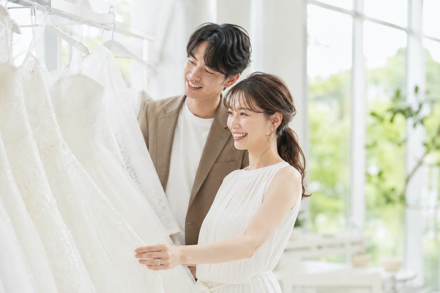 ドレスを選ぶ新郎新婦