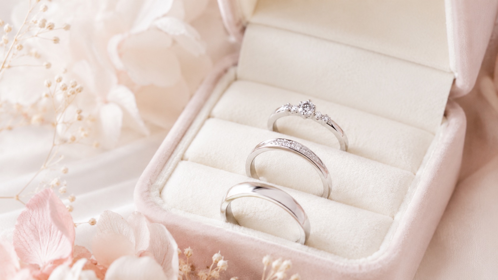 リングケースに並ぶ婚約指輪と結婚指輪